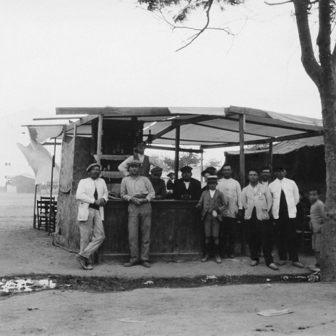 The bar near the paddocks at the racetrack. © James Abbe Archive 2021