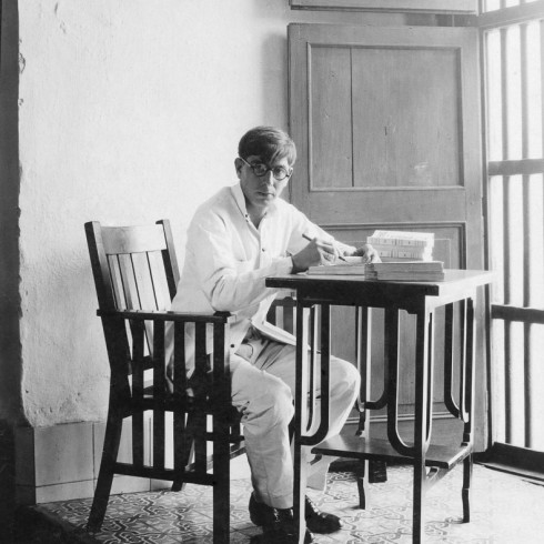 Cuban author Carlos Montenegro signs copies of his novel from a patio in Principé Prison, Havana, 1929. Montenegro was serving a sentence for murder at the time. © James Abbe Archive 2021