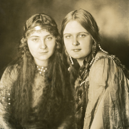 Selena and Josephine Royale in "Lancelot and Elaine" © 2021 James Abbe Archive