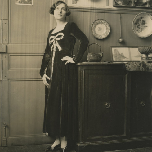 Marguerite Namara wearing a black velvet dress of her own design © 2021 James Abbe Archive