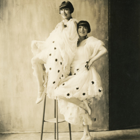 The Dolly Sisters in daisy frocks by Patou © 2021 James Abbe Archive